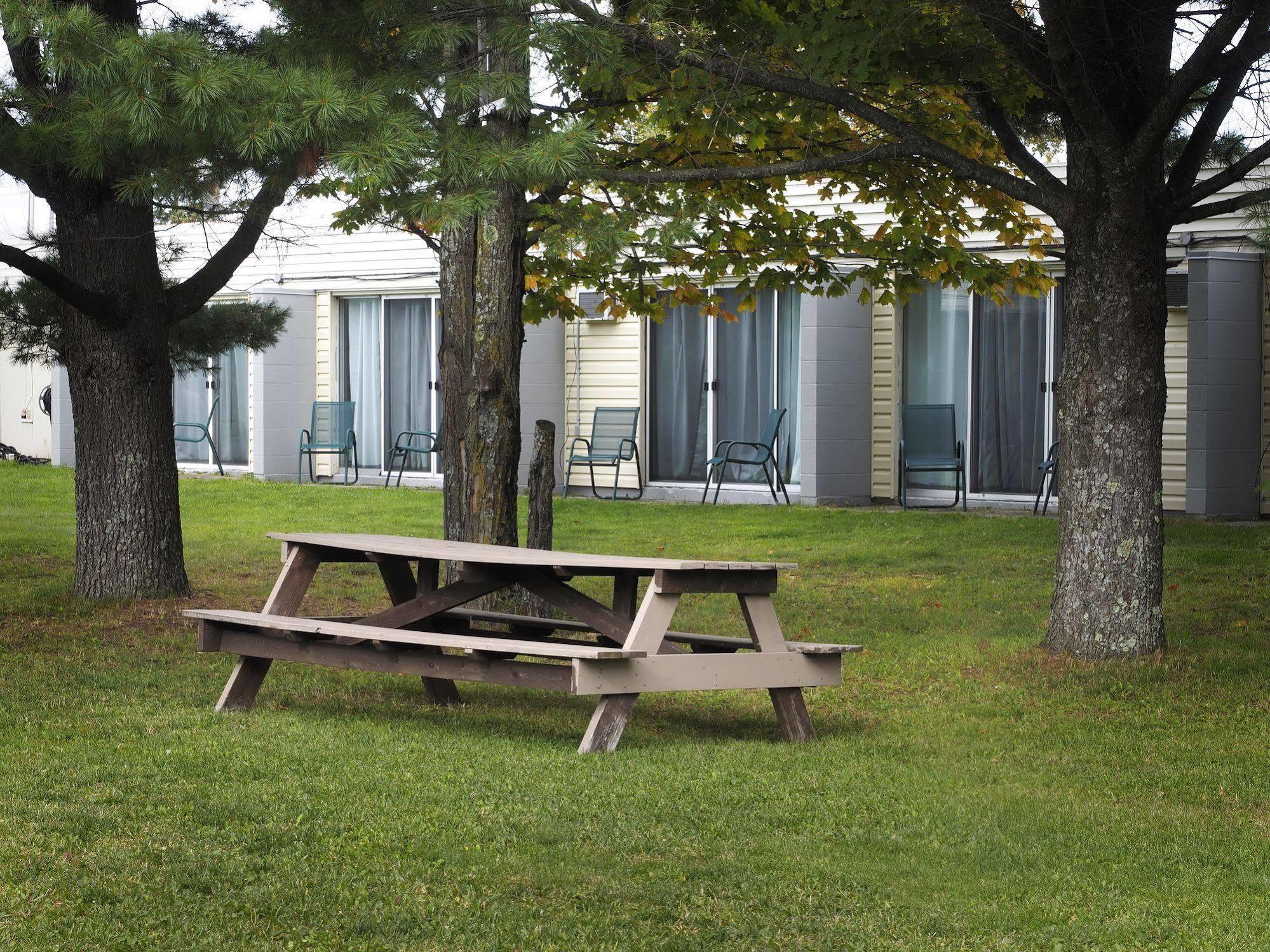 Ambassador Motel 2*